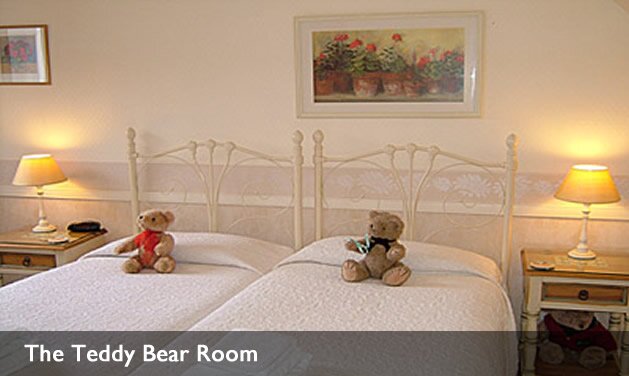 The Teddies - Twin Bedroom at Curtain Call Guesthouse